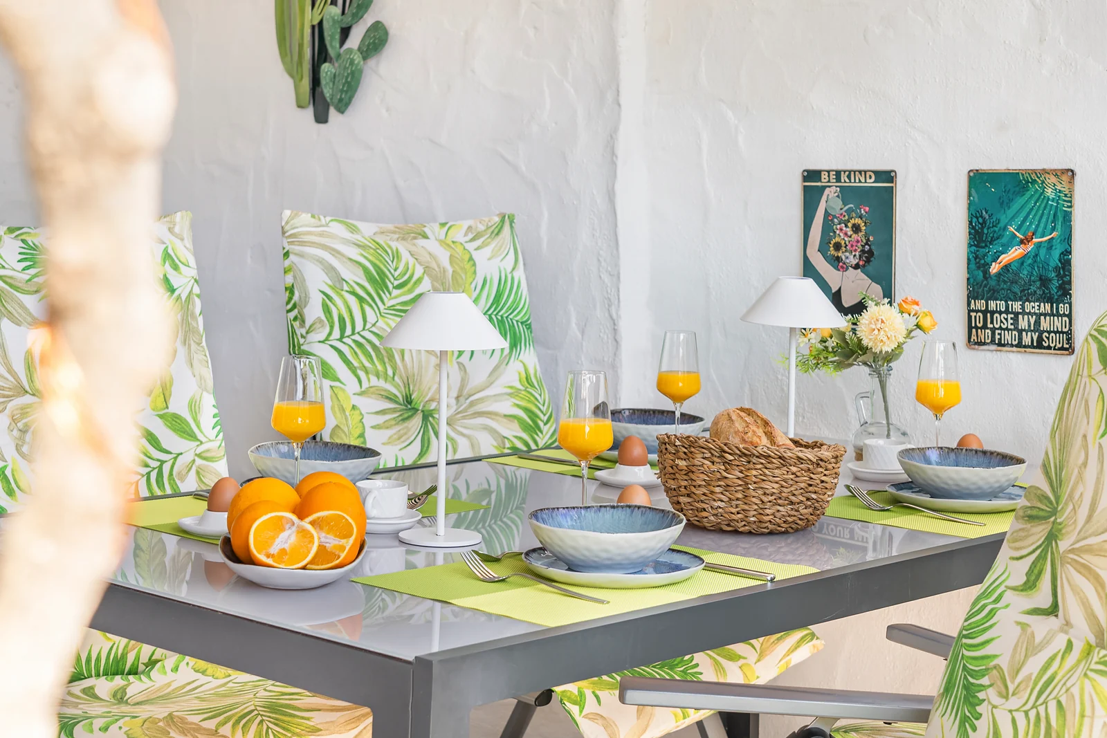 Breakfast table with orange juice on the terrace of Apartamento Refugio