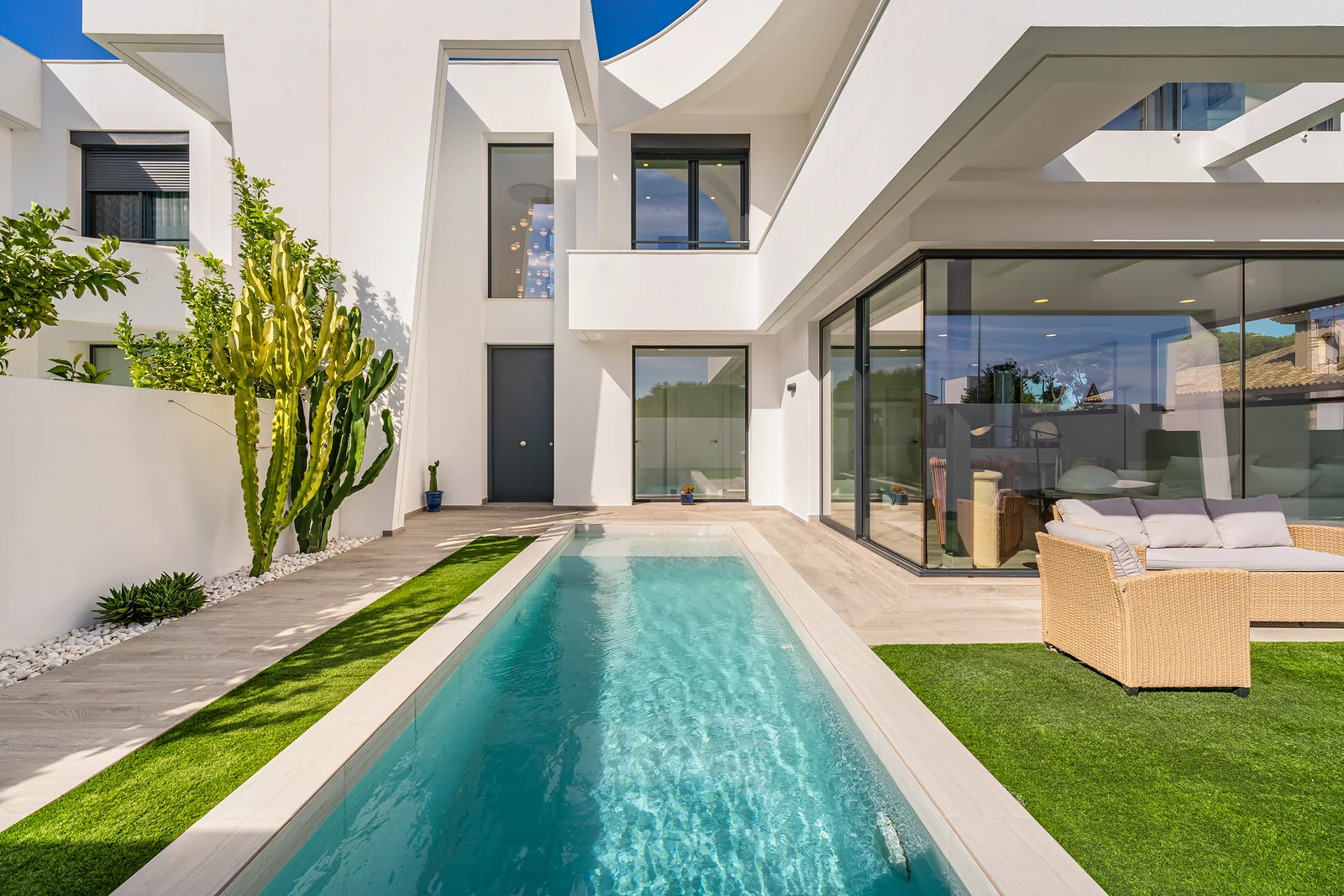Villa Los Gallos: long pool with lawn and cacti