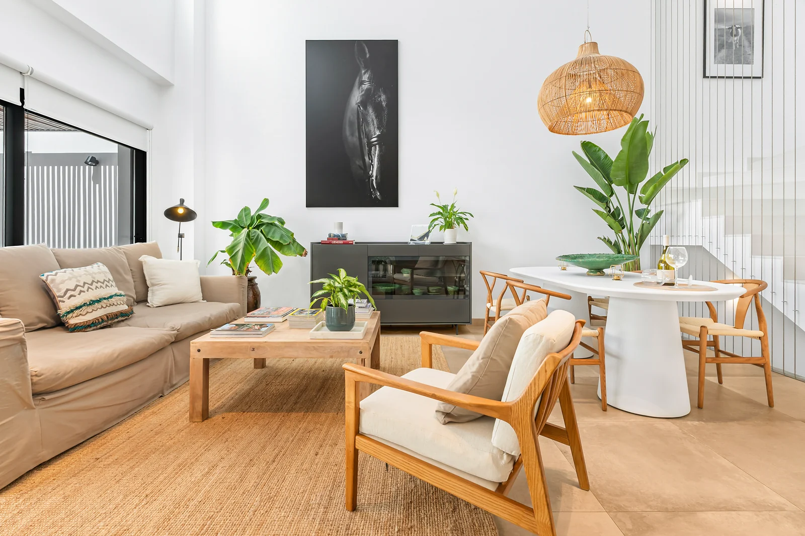 Casa Oasis: living room with dining area