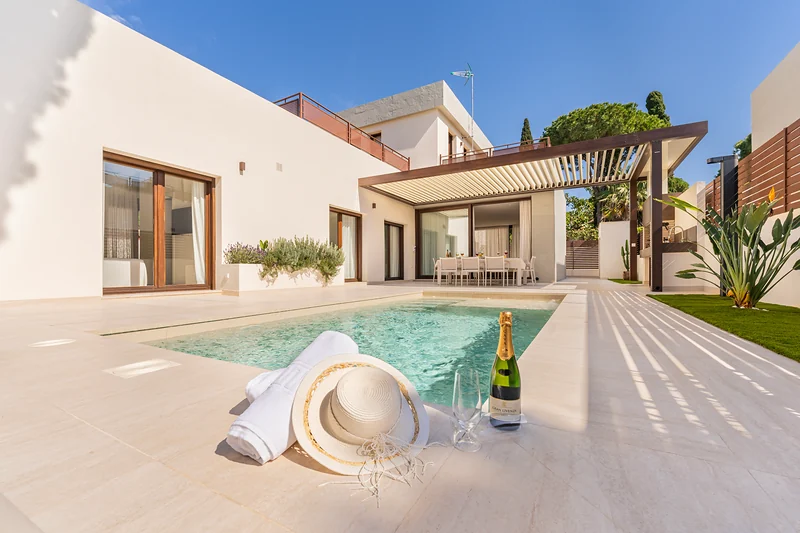 Pool with sun hat and sparkling wine