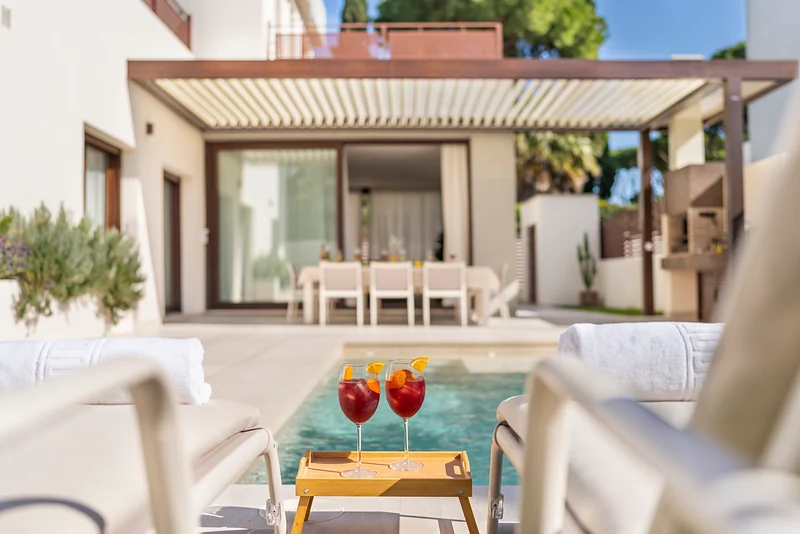 Drinks by the pool under the pergola