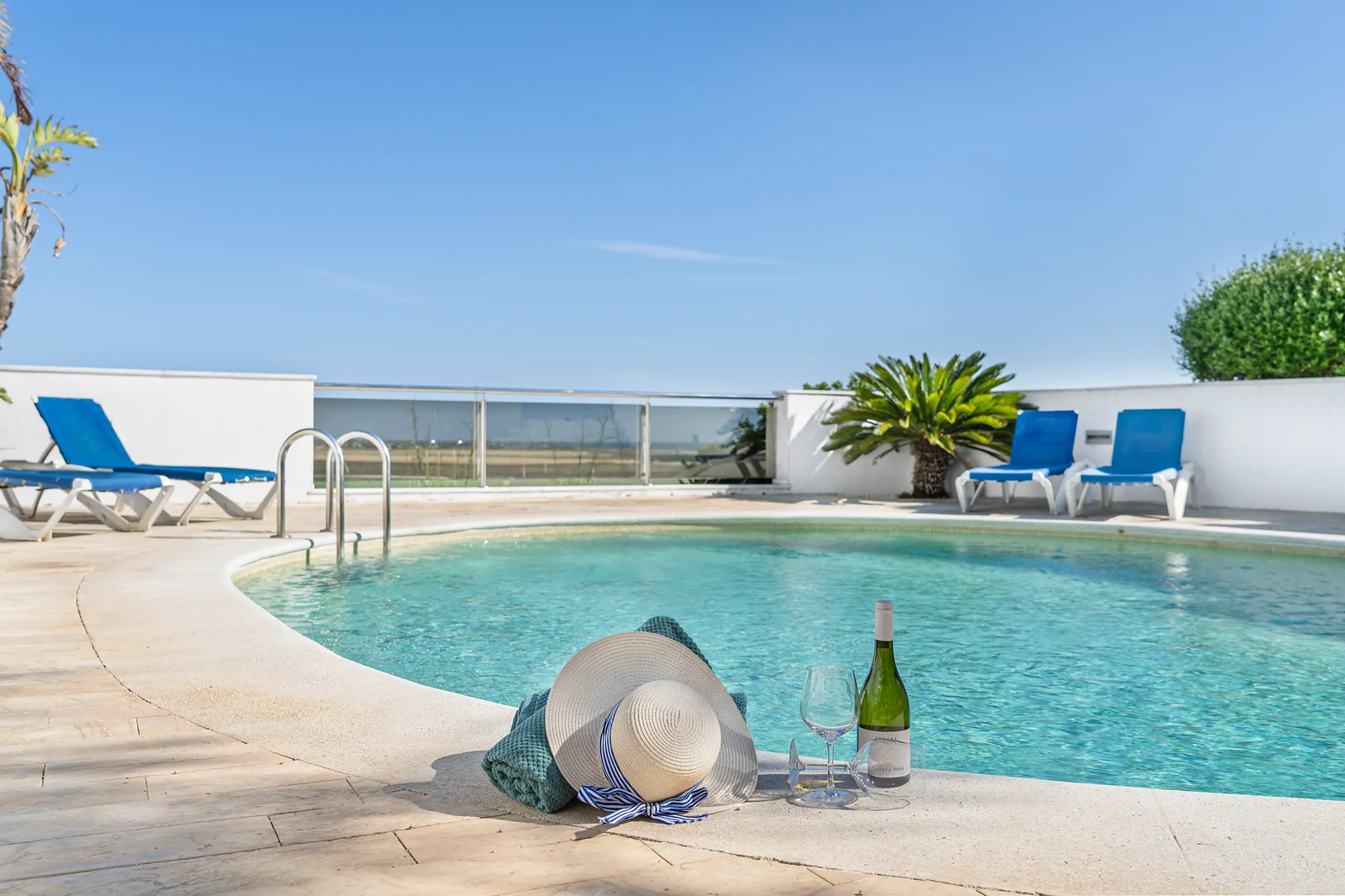 La Terraza Río y Mar: communal pool with sun hat
