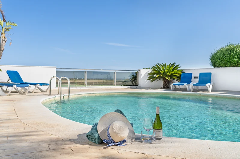Gemeinschaftspool mit Sonnenhut