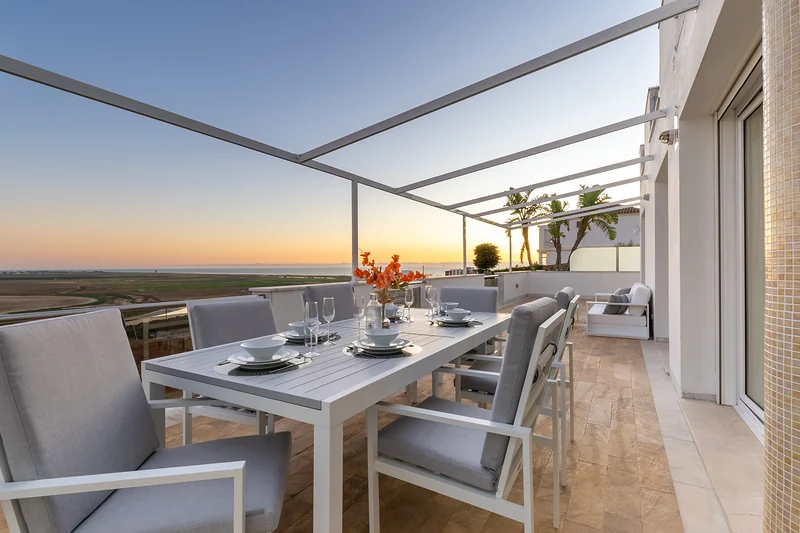 Terrassentisch bei Sonnenuntergang