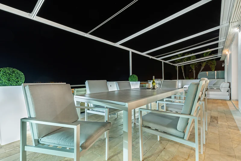 Dachterrasse am Abend
