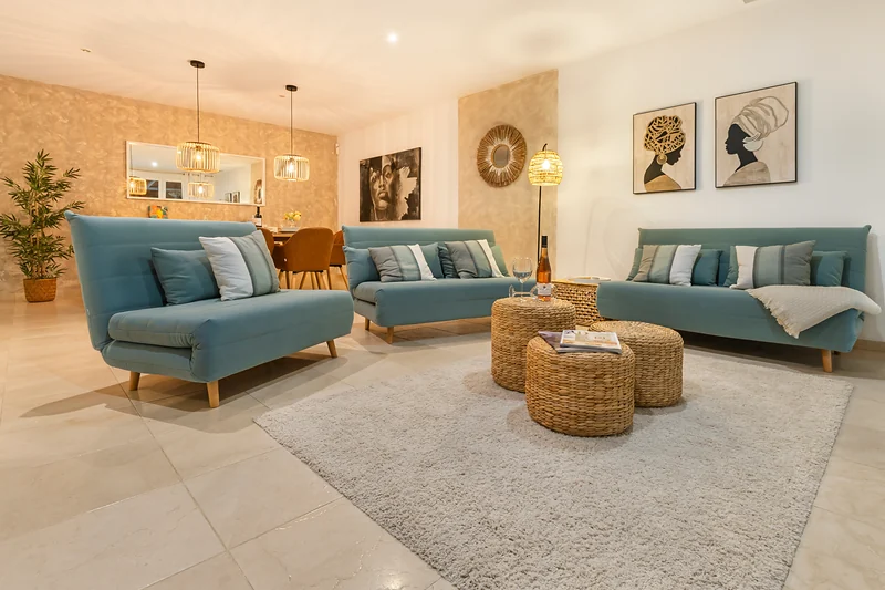 Wohnzimmer mit blauen Sofas