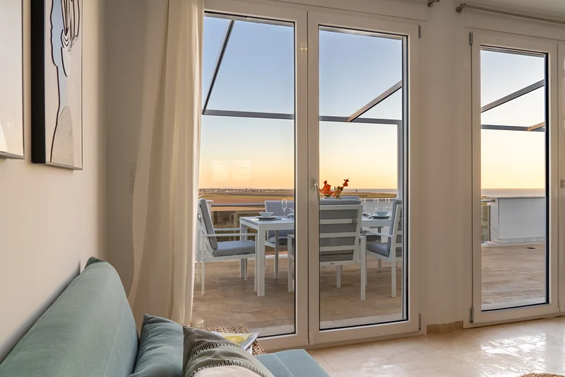 Blick durch die Tür auf die Terrasse