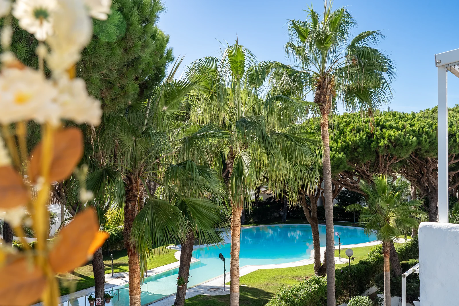 Penthouse Sol y Mar: view from the terrace to the complex pool